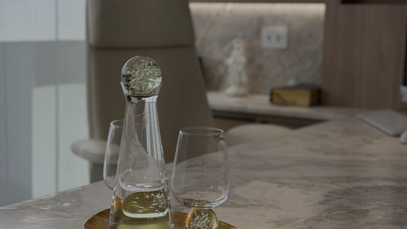 Mesa do consultório com jarra de cristal