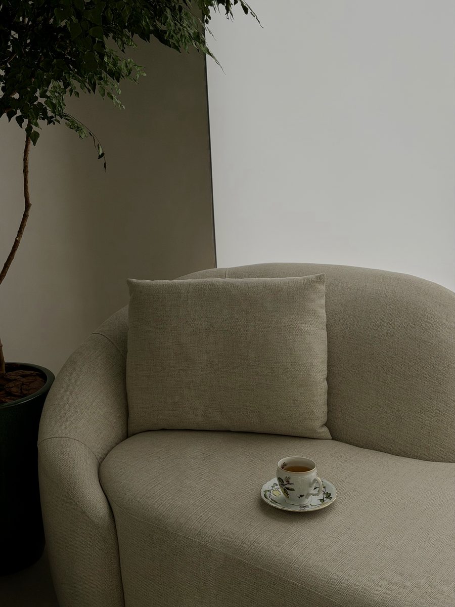Sala de espera com sofá e café no Instituto