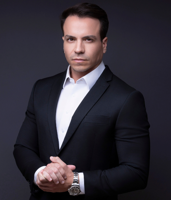 Dr. Vinícius Carruego